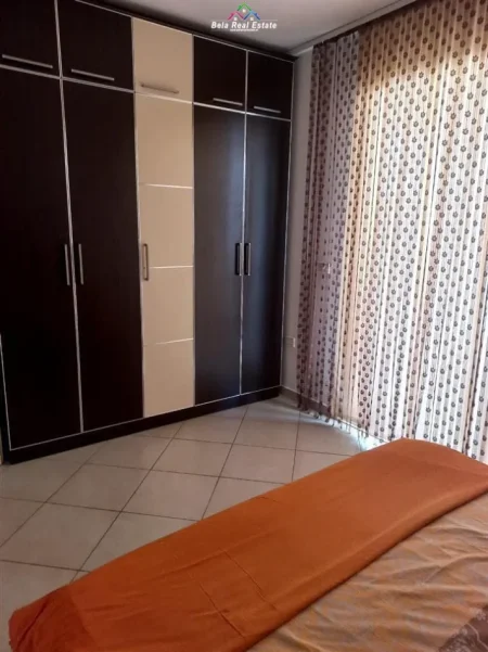 Tirane, jepet me qera apartament 1+1+Ballkon Kati 3, 65 m² 430 € (kthesa e kamezes)