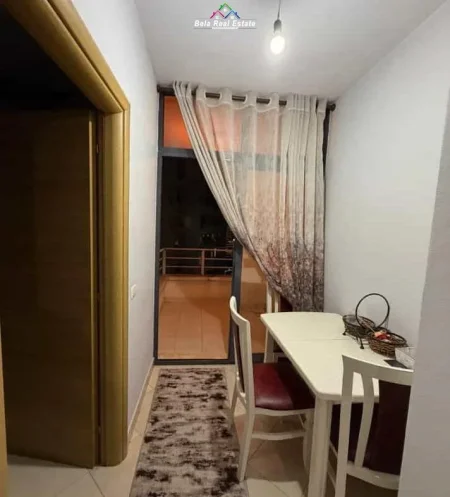 Tirane, jepet me qera apartament 1+1+Ballkon Kati 5, 57 m² 420 € (ali demi)