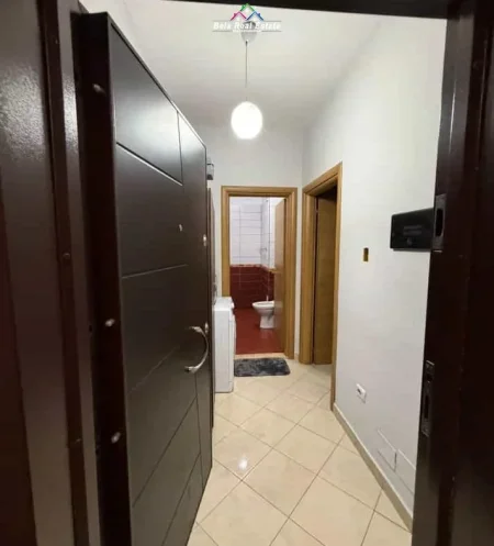 Tirane, jepet me qera apartament 1+1+Ballkon Kati 5, 57 m² 420 € (ali demi)