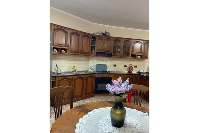 Tirane, jepet me qera apartament 2+1+Ballkon Kati 3, 103 m² 600 € (Viva Market ne Don Bosko)