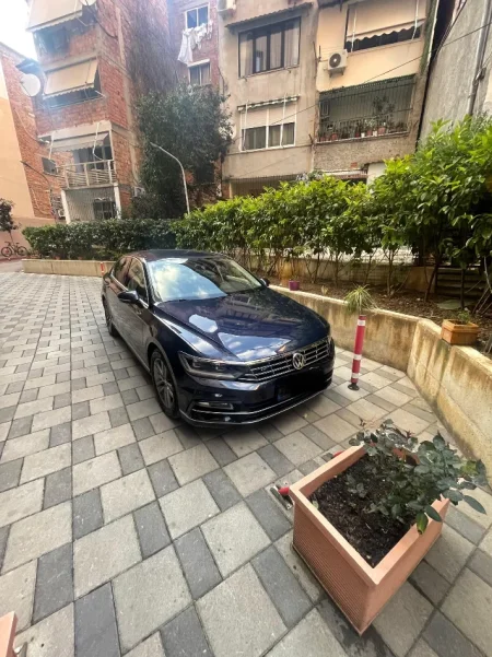 Shqiperi, shes makine Passat Nafte, blu e errët automatik Klima 160.902 km 16.000 €