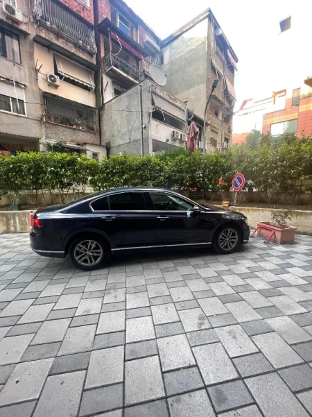 Shqiperi, shes makine Passat Nafte, blu e errët automatik Klima 160.902 km 16.000 €