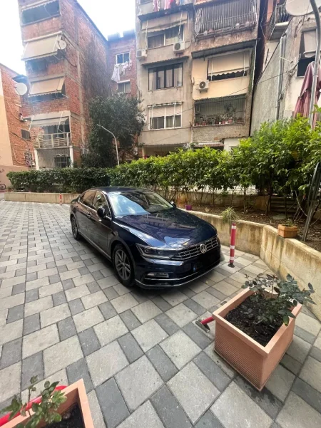 Shqiperi, shes makine Passat Nafte, blu e errët automatik Klima 160.902 km 16.000 €