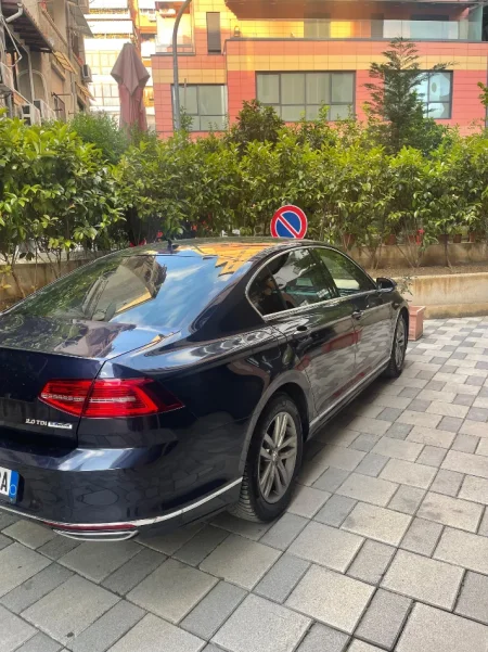 Shqiperi, shes makine Passat Nafte, blu e errët automatik Klima 160.902 km 16.000 €