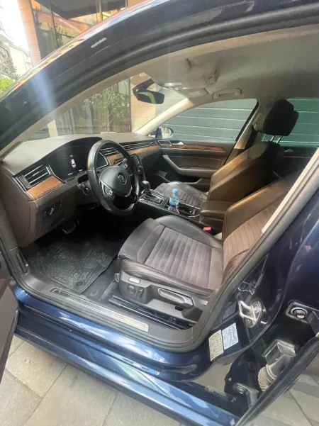 Shqiperi, shes makine Passat Nafte, blu e errët automatik Klima 160.902 km 16.000 €