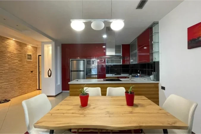 Tirane, jepet me qera apartament 2+1 Kati 3, 120 m² 1.000 € (Sheshi Wilson)