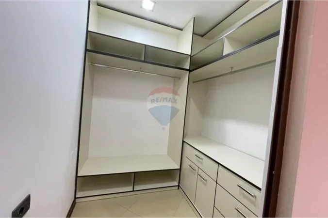 Tirane, jepet me qera apartament 2+1 Kati 3, 120 m² 1.000 € (Sheshi Wilson)