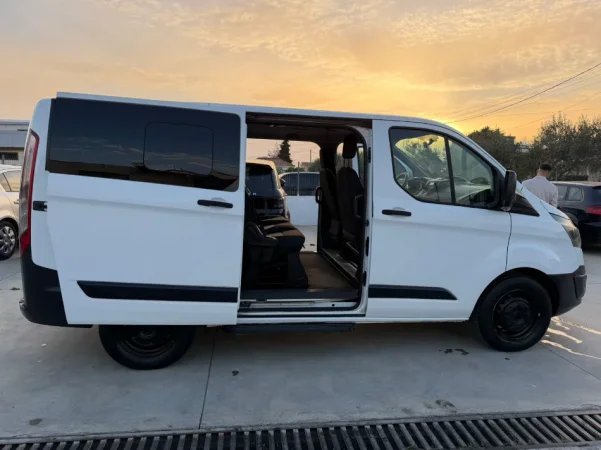 Durres, shes Furgon FORD Transit 7+1 Nafte, e bardhë manuale Kondicioner 255.000 km 9,500 €