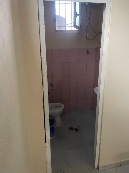 Tirane, jepet me qera dyqan Kati 0, 280 m² 1.500 € (Rruga Mihal Grameno)