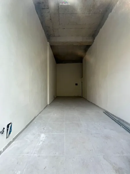 Tirane, jepet me qera dyqan Kati 0, 31 m² 1.050 € (pazari i ri)