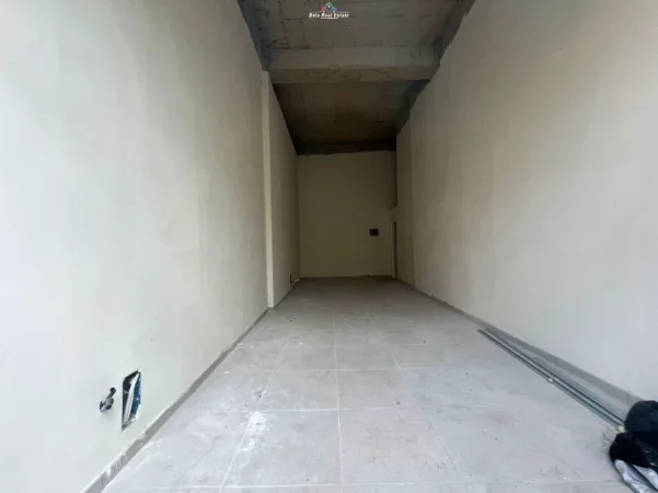 Tirane, jepet me qera dyqan Kati 0, 31 m² 1.050 € (pazari i ri)