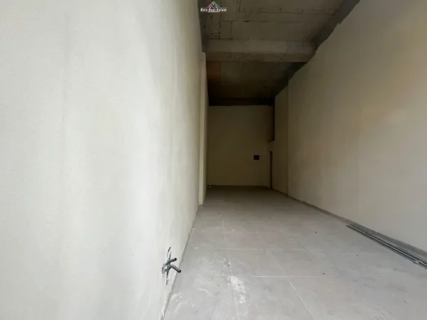 Tirane, jepet me qera dyqan Kati 0, 31 m² 1.050 € (pazari i ri)