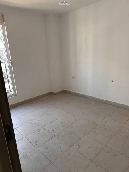 Tirane, jepet me qera zyre Kati 3, 100 m² 450 € (5 maji)