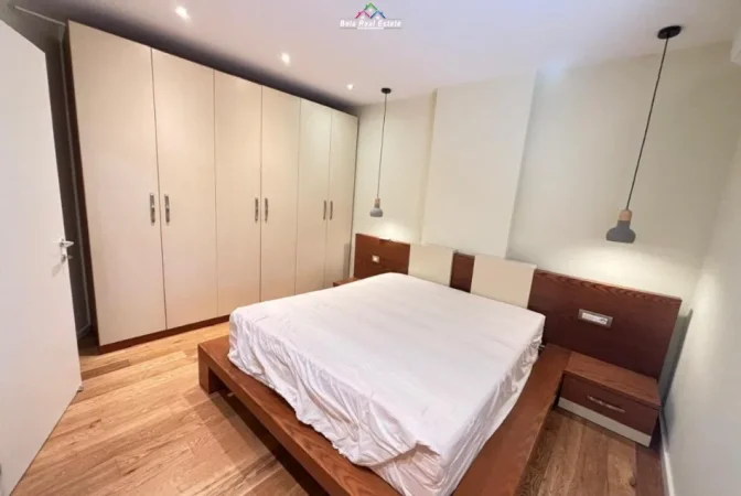 Tirane, jepet me qera apartament 3+1+Ballkon Kati 3, 100 m² 890 € (shkolla e kuqe)