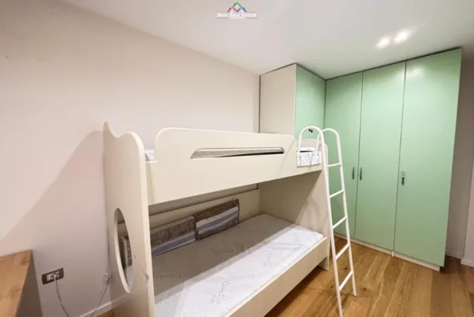 Tirane, jepet me qera apartament 3+1+Ballkon Kati 3, 100 m² 890 € (shkolla e kuqe)