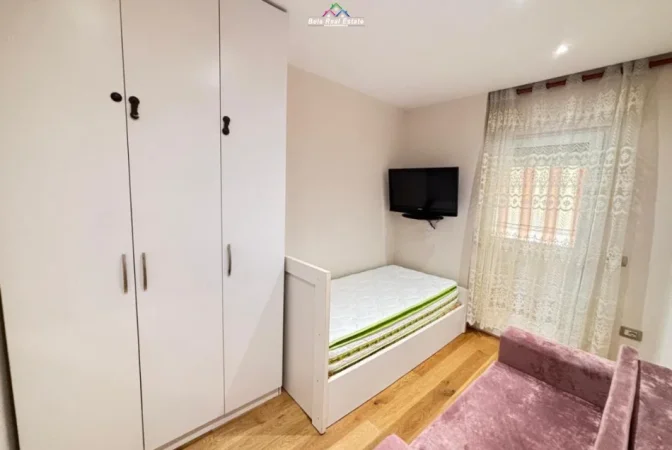 Tirane, jepet me qera apartament 3+1+Ballkon Kati 3, 100 m² 890 € (shkolla e kuqe)