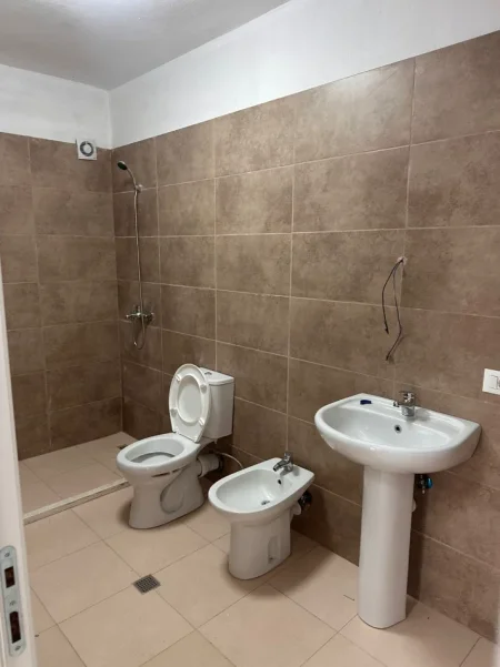 Tirane, jepet me qera apartament 2+1 Kati 1, 100 m² 530 € (Rruga xhemal Sheh Abazi)