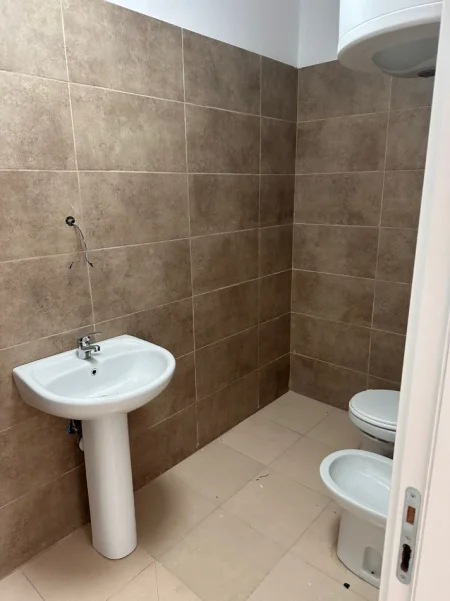 Tirane, jepet me qera apartament 2+1 Kati 1, 100 m² 530 € (Rruga xhemal Sheh Abazi)