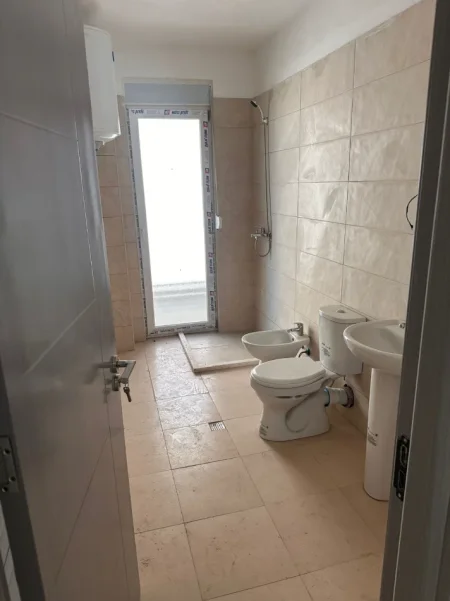 Tirane, jepet me qera zyre Kati 3, 100 m² 450 € (Rruga xhemal Sheh Abazi)