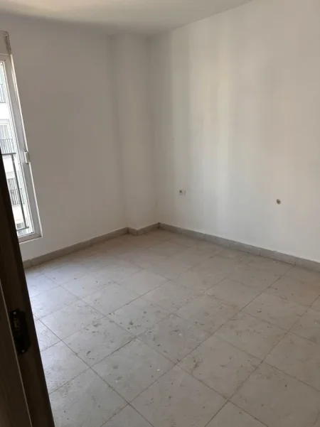 Tirane, jepet me qera zyre Kati 3, 100 m² 450 € (Rruga xhemal Sheh Abazi)