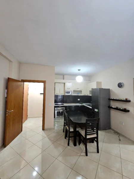 Tirane, jepet me qera apartament 2+1 Kati 5, 92 m² 520 € (Rruga Joklin Persi)