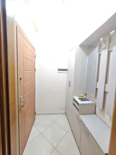 Tirane, jepet me qera apartament 2+1 Kati 5, 92 m² 520 € (Rruga Joklin Persi)