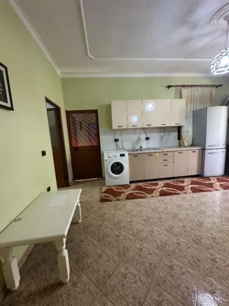 Tirane, jepet me qera shtepi 2+1 Kati 2, 90 m² 400 € (Casa Italia)