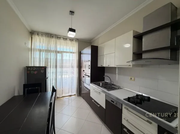 Tirane, jepet me qera apartament 2+1+Ballkon Kati 5, 89 m² 500 € (astir)