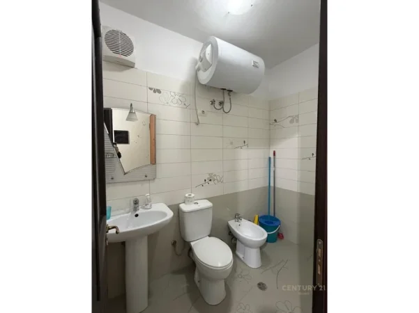 Tirane, jepet me qera apartament 2+1+Ballkon Kati 5, 89 m² 500 € (astir)