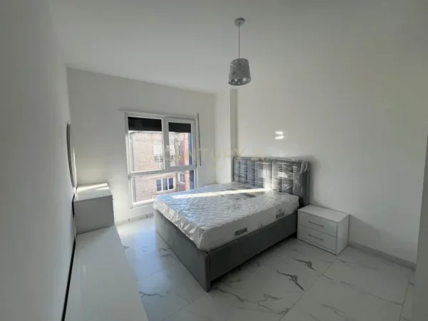 Tirane, jepet me qera apartament 2+1 Kati 3, 99 m² 750 € (xhamlliku)