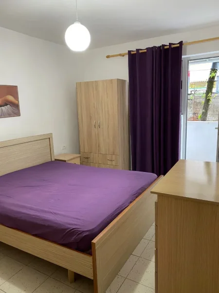 Tirane, jepet me qera apartament 1+1 Kati 1, 70 m² 400 € (Kupola ne Laprake)