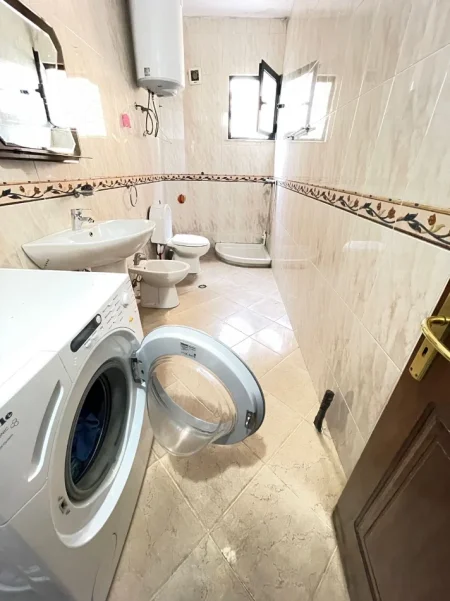 Tirane, jepet me qera apartament 1+1+Ballkon , 70 m² 470 € (Selvia)