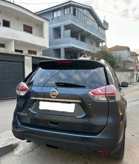 Tirane, shitet makine Nissan Rogue/ X Trail Benzin, blu automatik 150 km 8.500 €