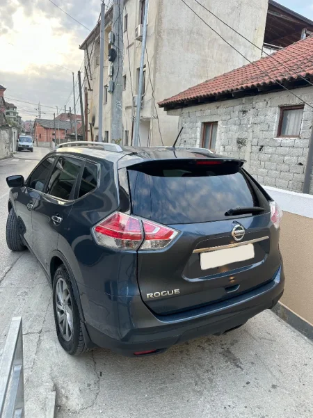 Tirane, shitet makine Nissan Rogue/ X Trail Benzin, blu automatik 150 km 8.500 €