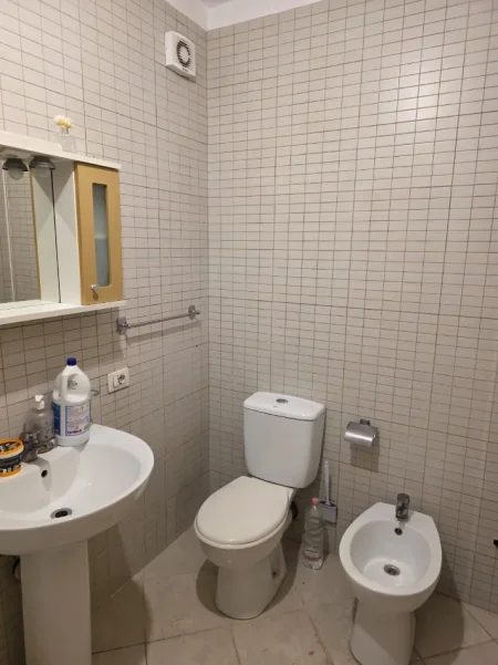 Tirane, jepet me qera apartament 2+1 Kati 1, 105 m² 700 € 