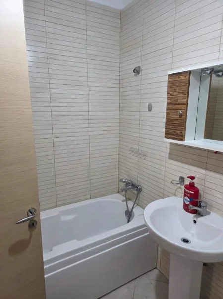 Tirane, jepet me qera apartament 2+1 Kati 1, 105 m² 700 € 