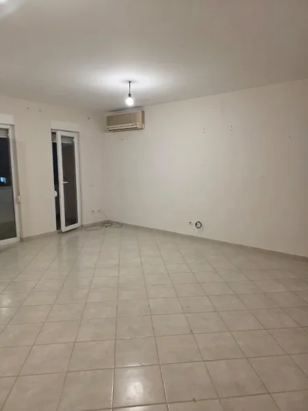Tirane, jepet me qera apartament 2+1 Kati 1, 105 m² 700 € 