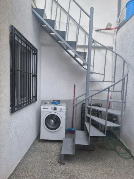 Tirane, jepet me qera shtepi 1+1+Aneks+Ballkon Kati 0, 105 m² 400 € (Qazim Vathi)