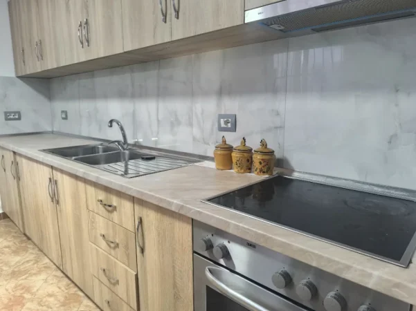 Tirane, jepet me qera shtepi 1+1+Aneks+Ballkon Kati 0, 105 m² 400 € (Qazim Vathi)