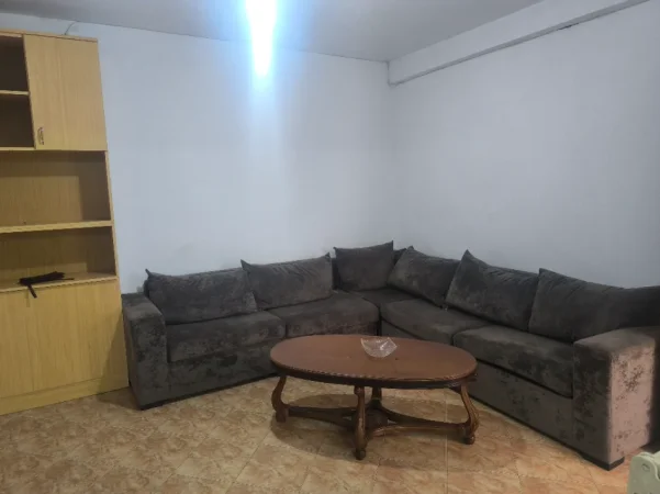 Tirane, jepet me qera shtepi 1+1+Aneks+Ballkon Kati 0, 105 m² 400 € (Qazim Vathi)