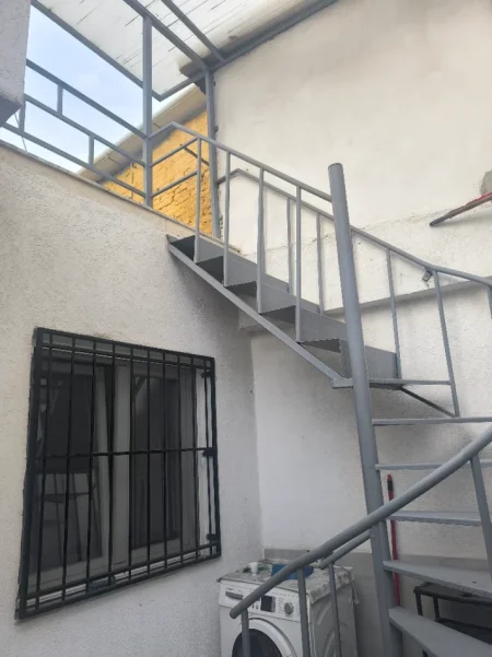 Tirane, jepet me qera shtepi 1+1+Aneks+Ballkon Kati 0, 105 m² 400 € (Qazim Vathi)