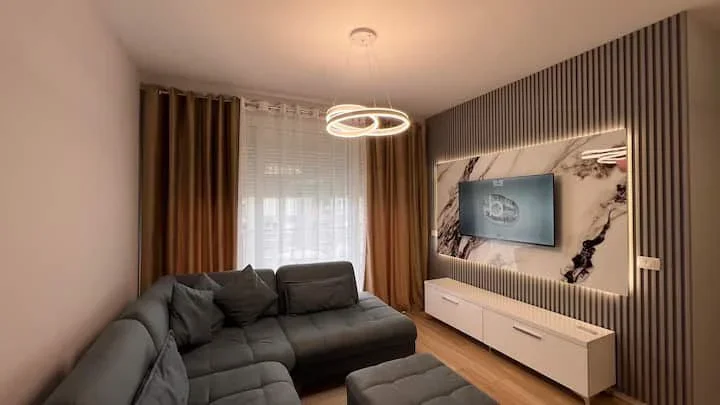 Tirane, jepet me qera apartament 2+1 Kati 5, 800 € (laprake)