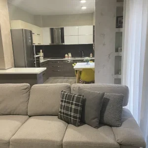Tirane, jepet me qera apartament 2+1+Ballkon Kati 1, 98 m² 670 € 