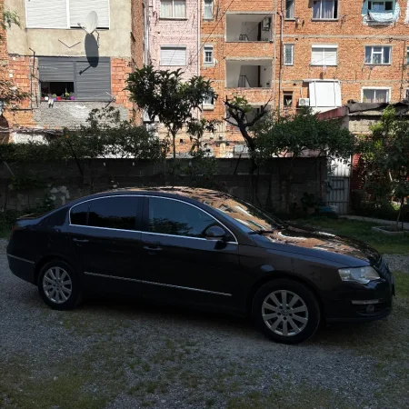 Tirane, shitet makine Volkswagen Passat Nafte, kafe automatik Klima 297.000 km 4.500 €