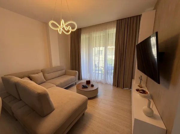 Tirane, jepet me qera apartament 3+1 Kati 2, 120 m² 1.450 € (liqeni thate)