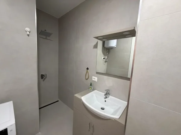 Tirane, jepet me qera apartament 3+1 Kati 2, 120 m² 1.450 € (liqeni thate)