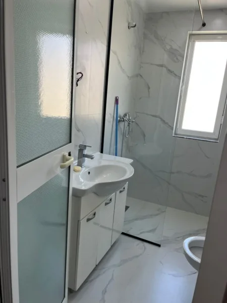 Tirane, jepet me qera apartament 1+1 Kati 4, 55 m² 400 € (Porcelan)