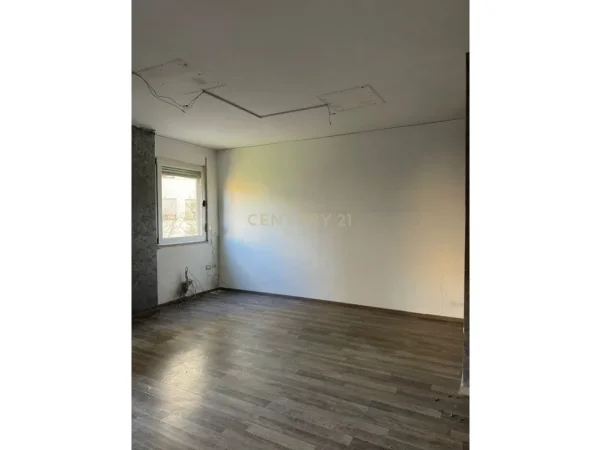 Tirane, jepet me qera ambjent biznesi Kati 1, 104 m² 1.500 € (Stadiumi Dinamo)