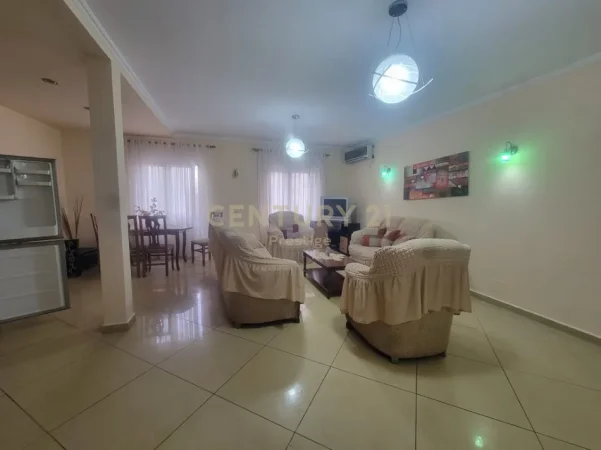 Tirane, jepet me qera apartament 3+1 Kati 3, 135 m² 750 € (Gjimnazi Petro Nini)