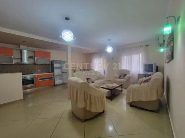 Tirane, jepet me qera apartament 3+1 Kati 3, 135 m² 750 € (Gjimnazi Petro Nini)